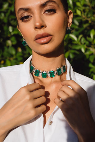 EMERALD GREEN NECKLACE AND EARRINGS SET ON MODEL