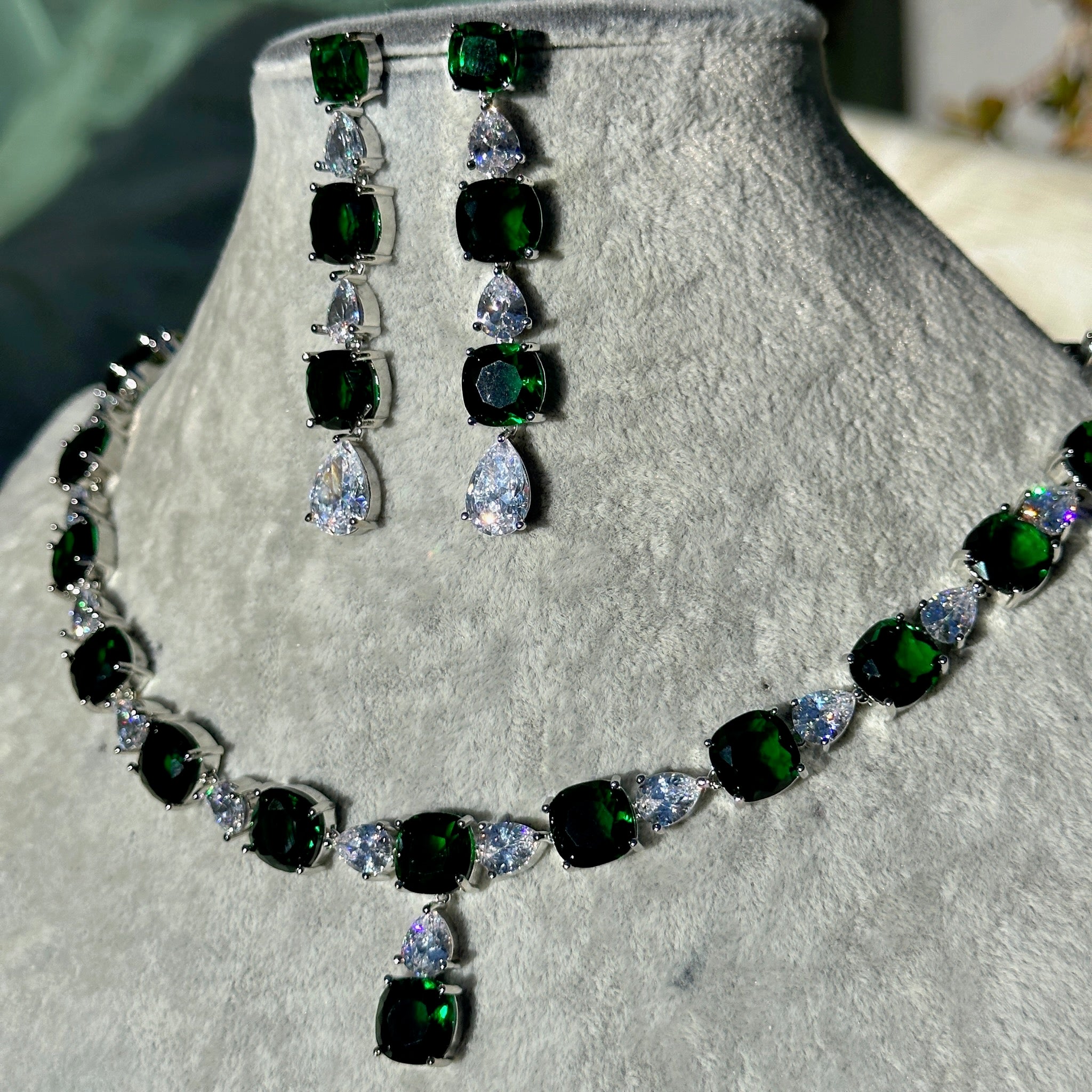 Emerald Diamondesque Pattern Necklace & Earrings Set