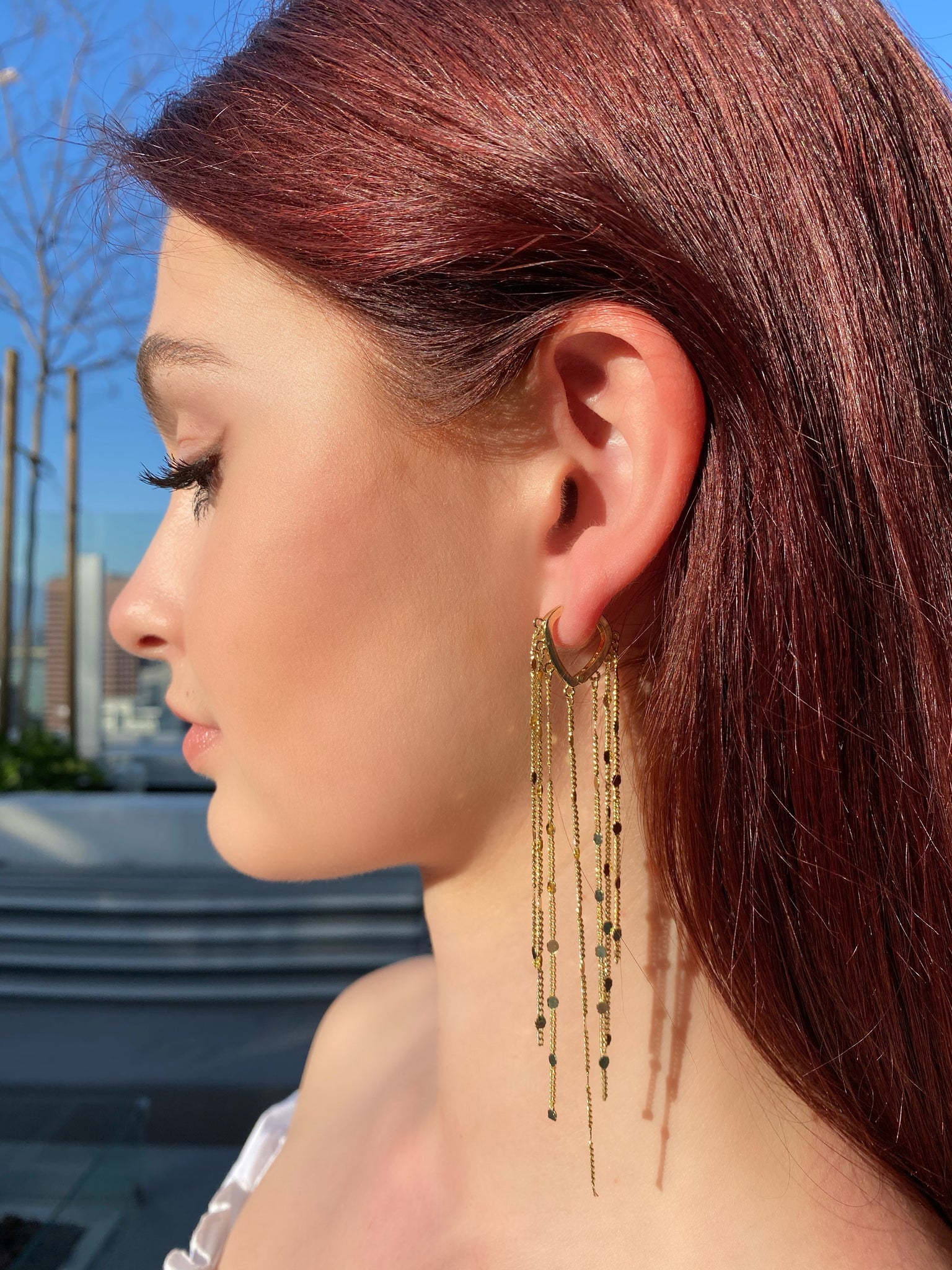 Floating shimmer chain earrings gold on model